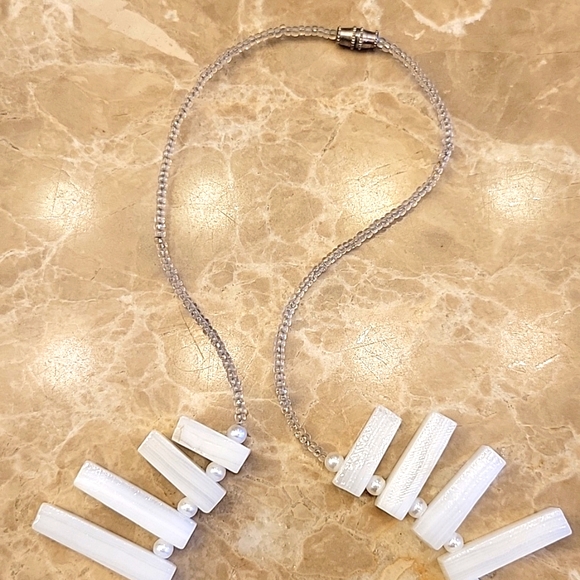 GORGEOUS Statement-making White-Stoned CONTEMPORARY Necklace - Picture 5 of 9